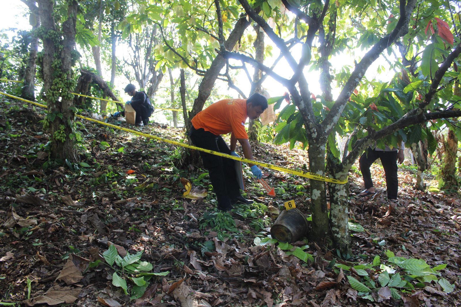 Tim Gegana dari Satbrimob Polda Sulteng bersama Unit Inafis Polres Poso tiba di lokasipenemuan bom rakitan