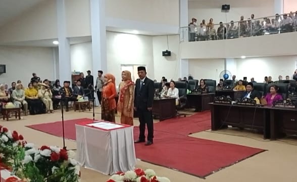Warda DG Mamala, SE (tengah) kembali menggengam Ketua DPRD Morowali Utara (Foto: Ist)