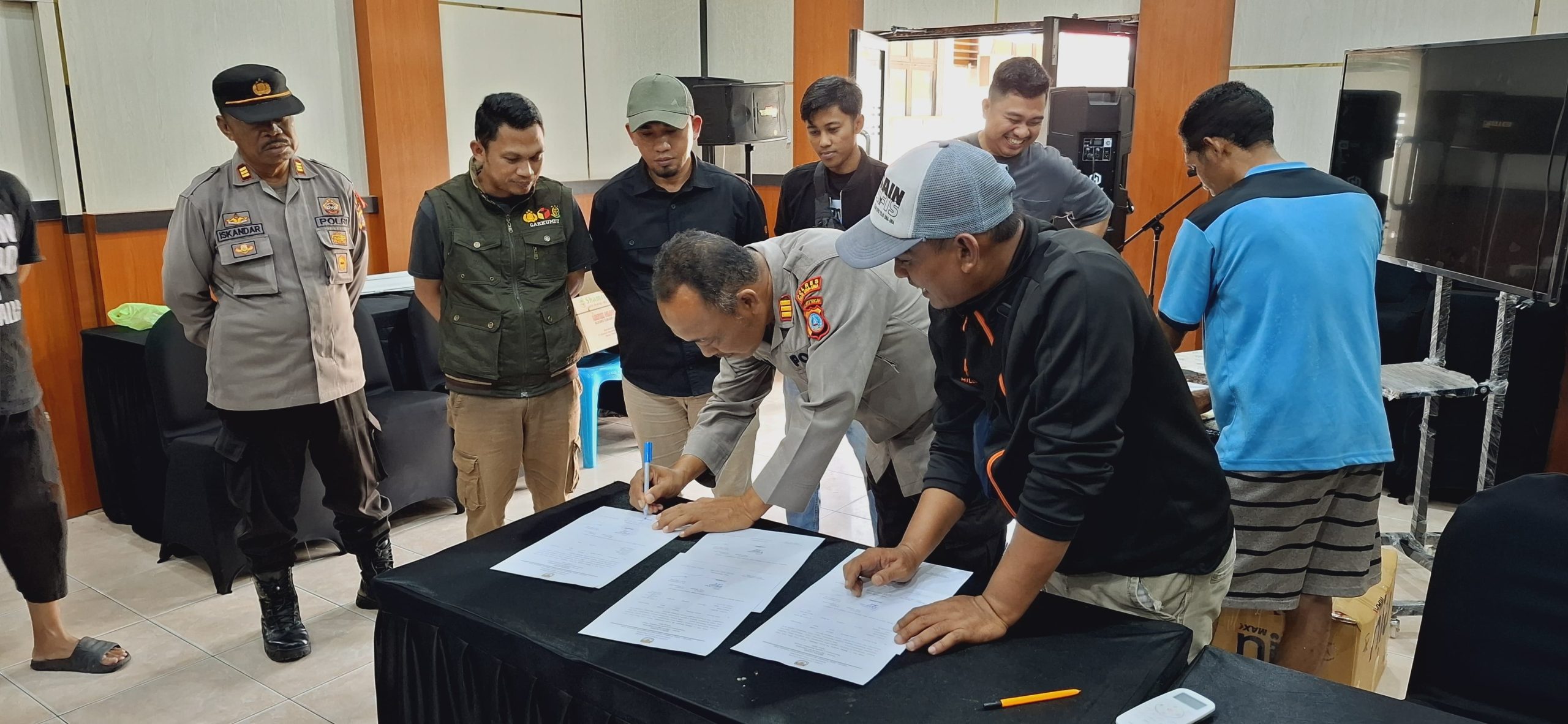 Surat suara diterima langsung oleh operator logistik KPU Touna serta dilakukan pengawasan oleh staf Bawaslu Touna, Staf Kejaksaaan Touna dan anggota Polres Touna