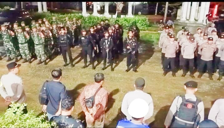 Personil gabungan TNI dan Polri, sigap kawal Debat Perdana Paslon Bupati dan Wakil Bupati Morowali Utara (Foto: Rudini)