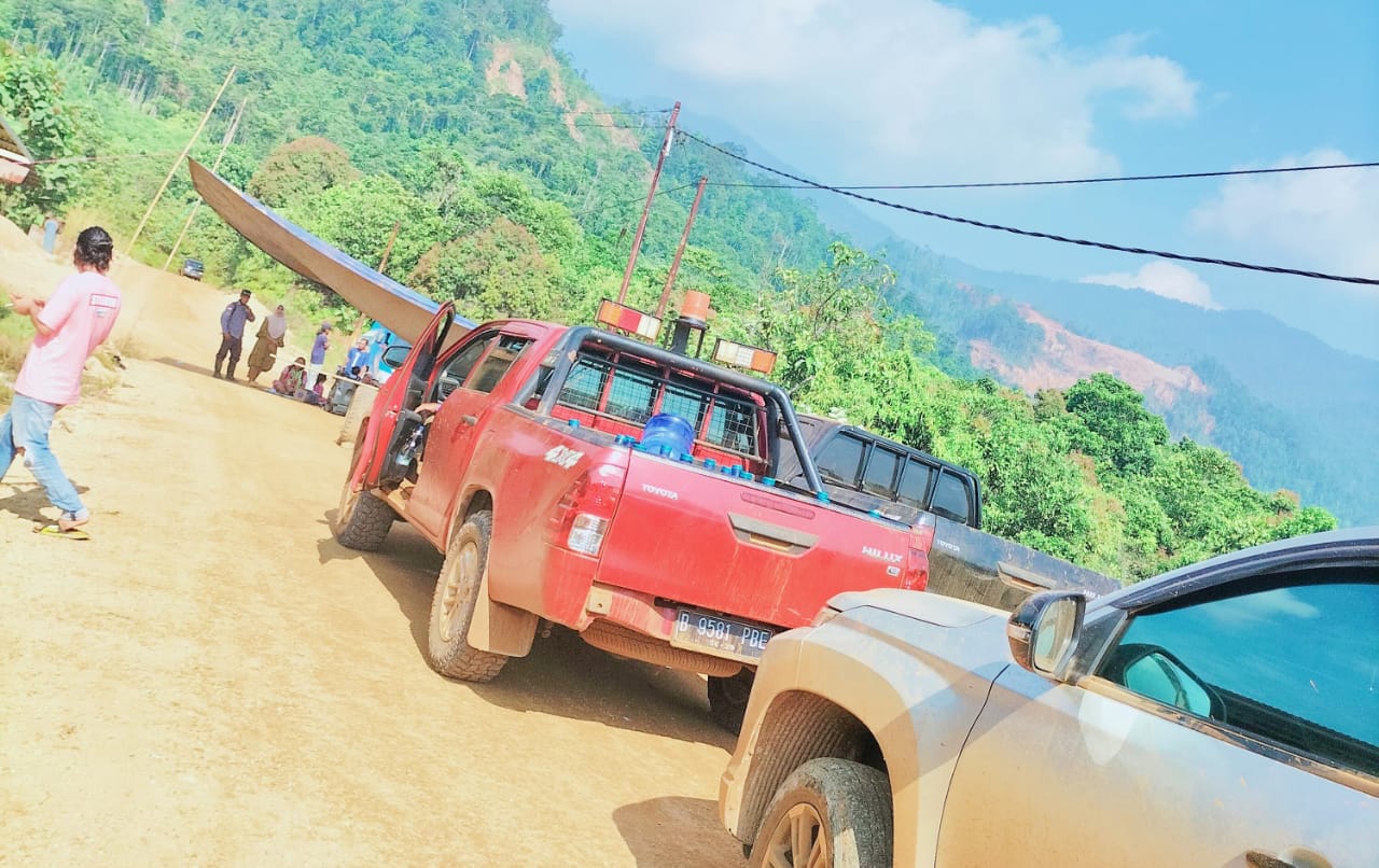 Warga Blokir Jalan Provinsi di Morowali Utara, (foto: ist)