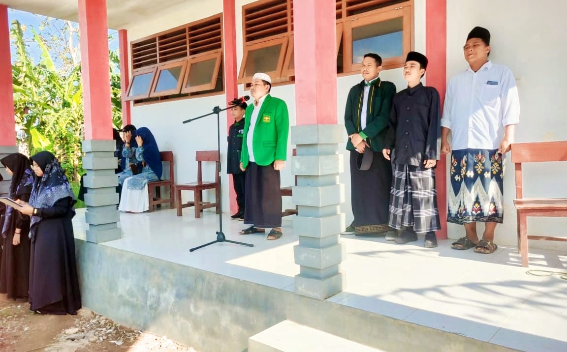 Pimpinan Ponpes KH Hasyim Asyari pimpin upacara peringatan hari santri Nasional, (Foto: Ist)