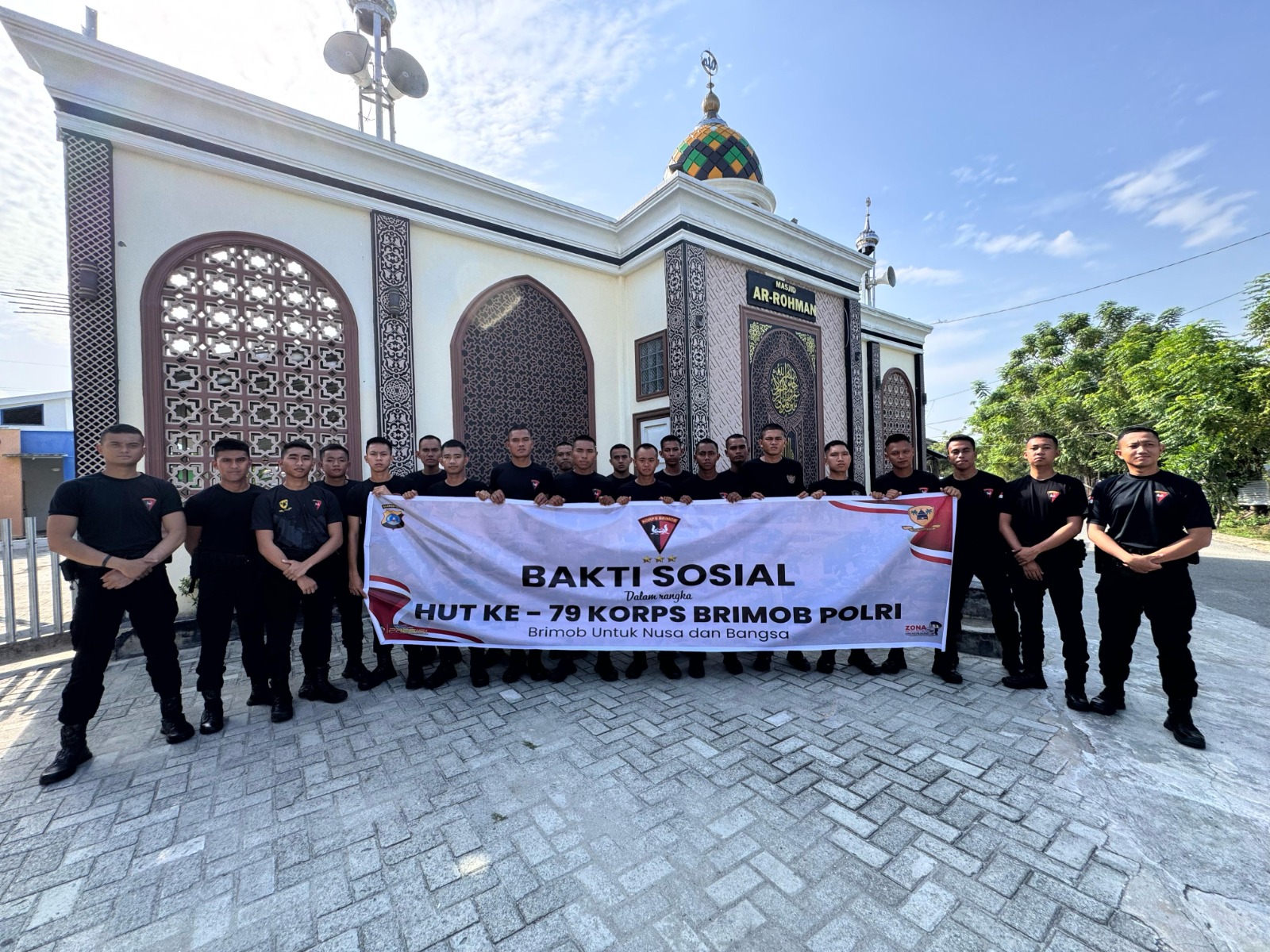 Memperingati Hari Ulang Tahun (HUT) ke-79 Korps Brimob Polri, Satuan Brimob Polda Sulawesi Tengah mengadakan kegiatan bakti sosial berupa gotong royong membersihkan rumah ibadah di Kota Palu.