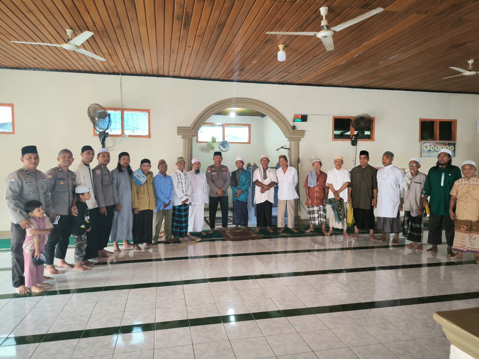 Sat Binmas Polres Tojo Una Una (Touna) menunaikan Sholat Jumat Keliling, serta memberikan Himbauan Kamtibmas kepada seluruh Jamaah Masjid Al Bahar. bertempat kampung pece Kelurahan Muara Toba, Kecamatan Ratolindo