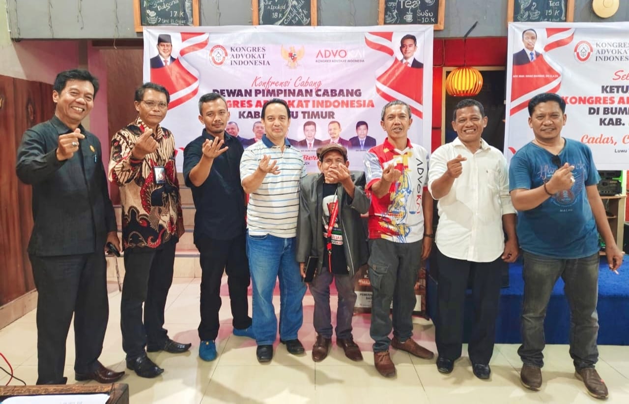 Mukhtar,SE.SH.MH (tengah) terpilih secara aklamasi sebagai ketua advoKAI Luwu Timur (Foto: Ist)