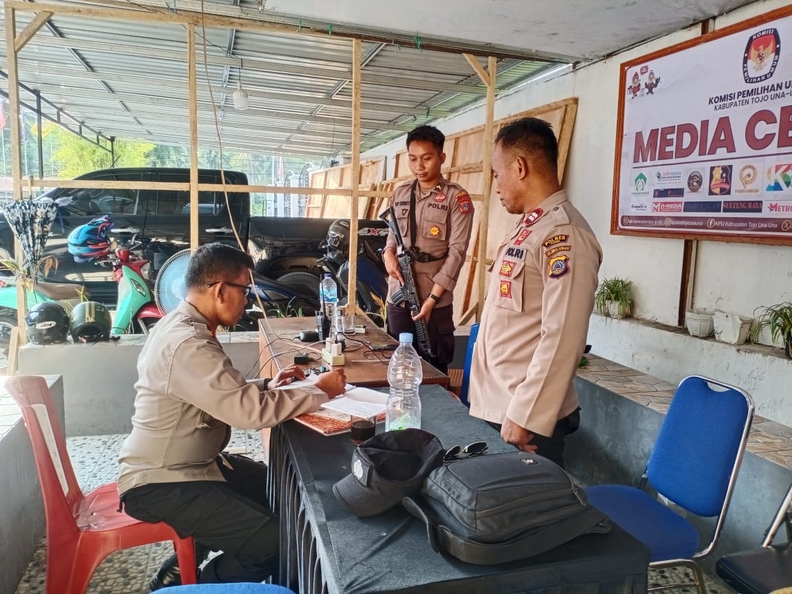 Wakaops Mantap Praja Tinombala 2024 Polres Touna Kompol Mulyadi kembali mengecek personil yang bertugas melakukan pengamanan kantor KPU Touna