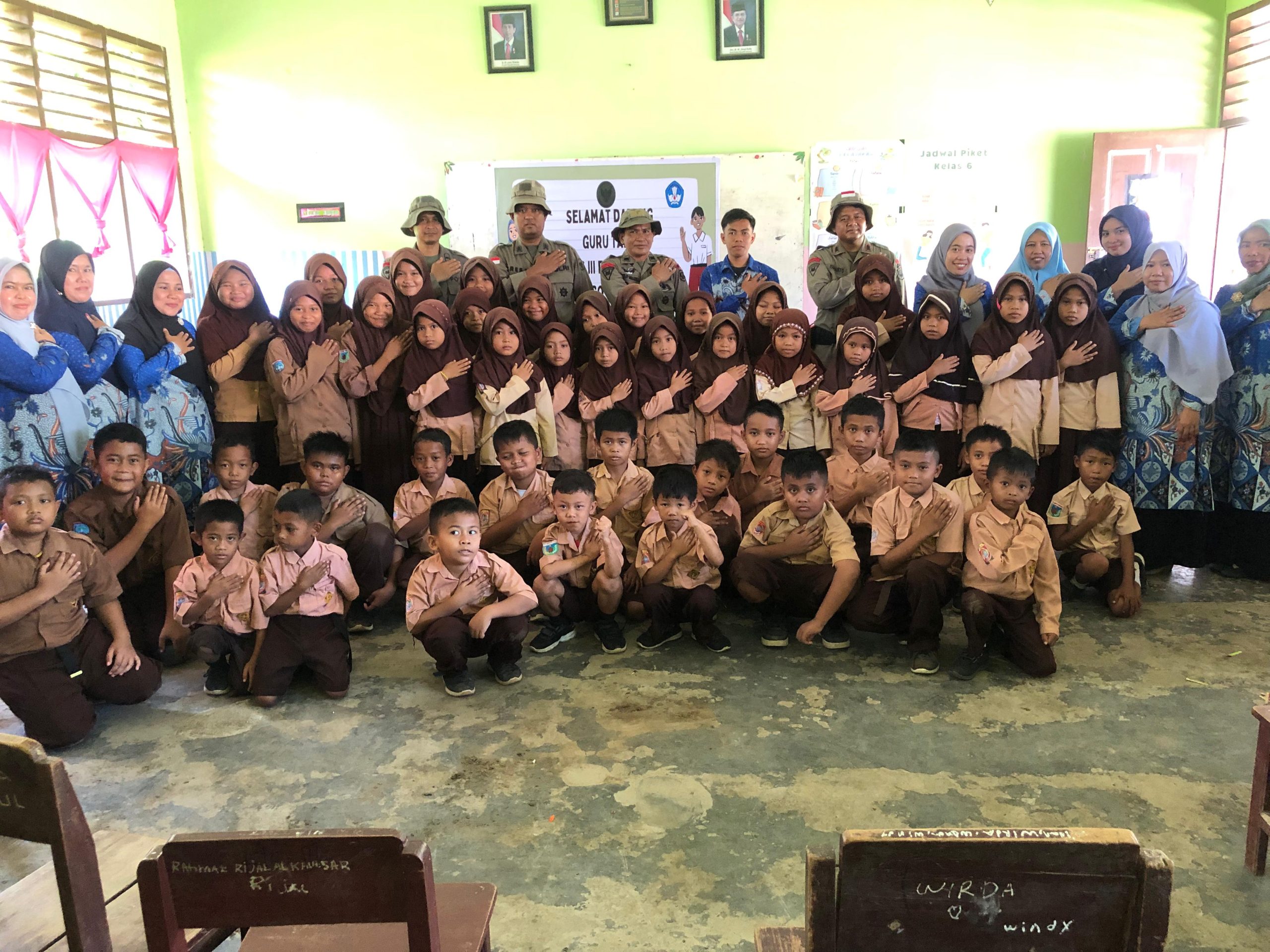 Dalam upaya mendukung pendidikan dan membangun kesadaran kebangsaan di kalangan pelajar, Satgas III Preventif Operasi Madago Raya mengunjungi SDN Pasau yang terletak di Desa Tiwaa, Kecamatan Poso Pesisir, pada Sabtu (26/10/2024).