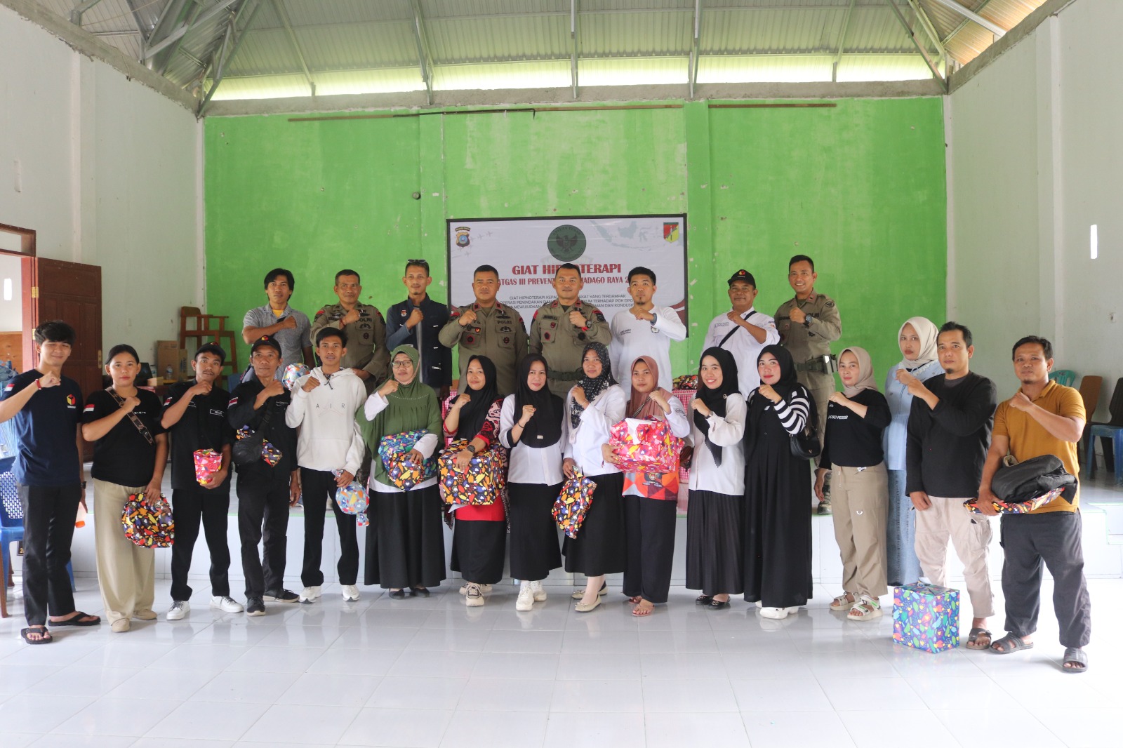 Satgas III Preventif Operasi Madago Raya menyelenggarakan sesi hipnoterapi di Aula Desa Lape, Kecamatan Poso Pesisir, Kabupaten Poso, Rabu (30/10/2024).