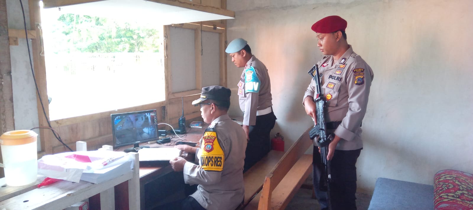 Wakil Kepala Kepolisian Resor (Wakapolres) Touna Kompol Mulyadi kembali mengecek gudang logistik KPU guna memastikan soal keamanan menjelang Pilkada 2024, Kamis (31/10/2024).