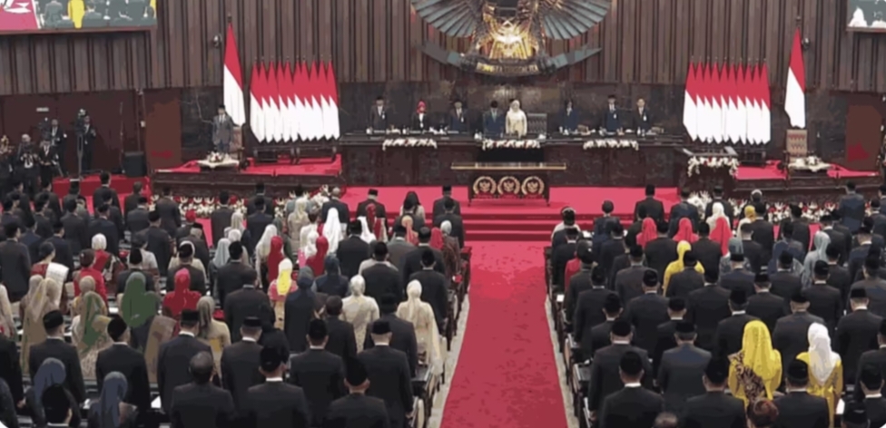 Sebanyak 580 anggota DPR dan 152 anggota DPD yang terpilih untuk periode 2024-2029 telah diambil sumpah dan dilantik pada Selasa, 1 Oktober 2024.