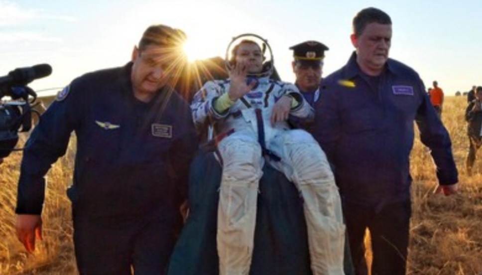 Kosmonaut asal Rusia Oleg Kononenko (tengah) saat baru mendarat di Bumi setelah berada di luar angkasa selama 374 hari. (Foto: via REUTERS/GCTC/Roscosmos)
