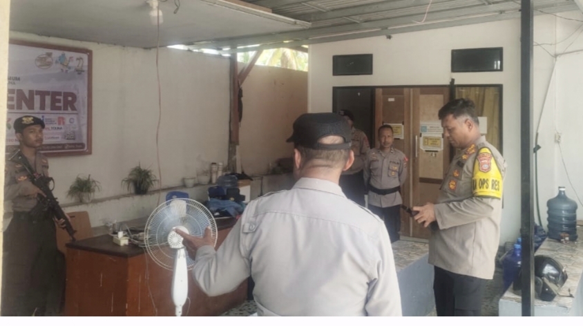 Pengecekan keamanan dan kesiapsiagaan personel Polres Touna yang ditugaskan mengamankan Kantor KPU yang terletak di Jalan Tadulako Kecamatan Ampana Kota.