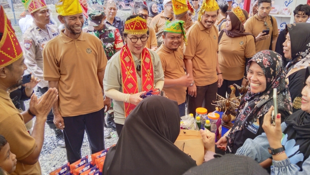 Kementrian Desa, diwakili tata kelola destinasi parawisata Indonesia Florida Pardosi bersama Dewan Juri dan Rombongan, disambut baik oleh Pemerintah Daerah Kabupaten Tojo Una Una