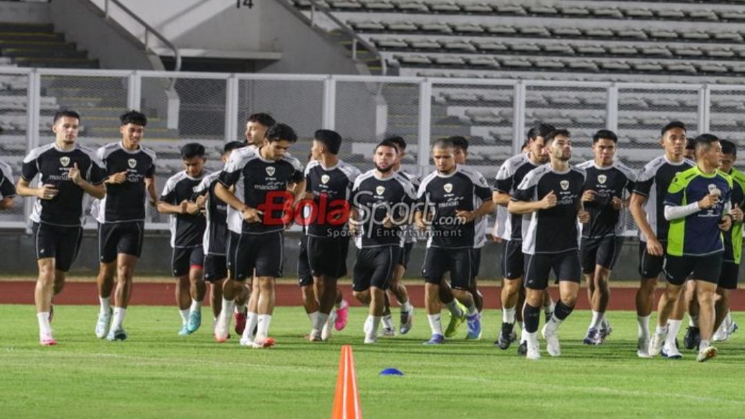 Skuat timnas Indonesia (skuad timnas Indonesia) sedang mengikuti latihan di Stadion Madya, Senayan, Jakarta, Minggu (8/9/2024) malam. (MUHAMMAD ALIF AZIZ MARDIANSYAH/BOLASPORT.COM)