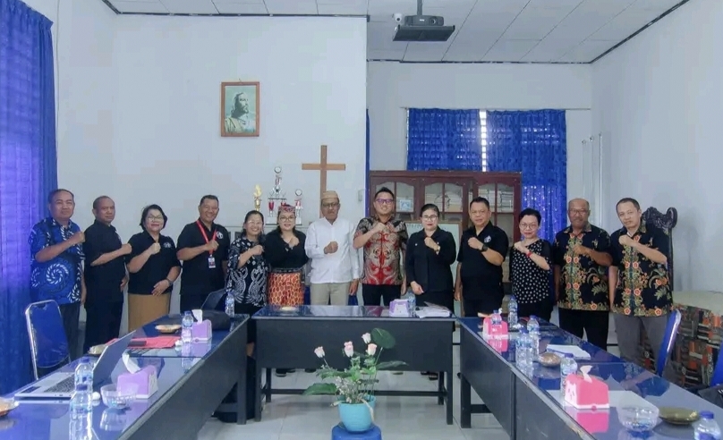 Pertemuan antara pasangan Calon Bupati Morowali Utara Dr. dr. Delis Julkarson Hehi, MARS dan calon Wabup H. Djira K, S.Pd, M.Pd dengan Majelis Sinode Gereja Kristen Sulawesi Tengah (GKST)