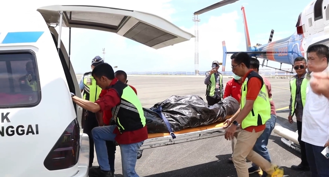 jenazah Benny Laos (Calon Gubernur Maluku Utara) di Bandara Syukuran Aminudin Amir Luwuk, Minggu (13/10/2024).
