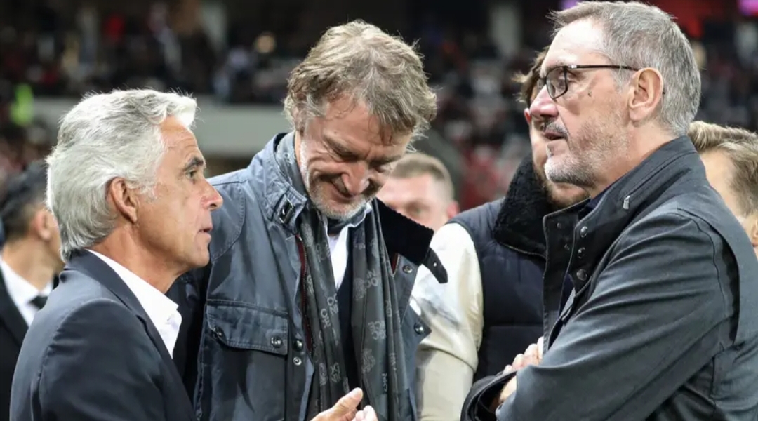Sebagaimana diketahui, penjualan saham Glazer ini tampaknya merupakan respons dari pemilik klub atas desakan para penggemar Manchester United. Para penggemar Setan Merah sendiri kini tengah melancarkan aksi protes dengan mengancam akan mengosongkan Old Trafford pada laga kontra Liverpool nanti. (AFP/Valery Hache)
