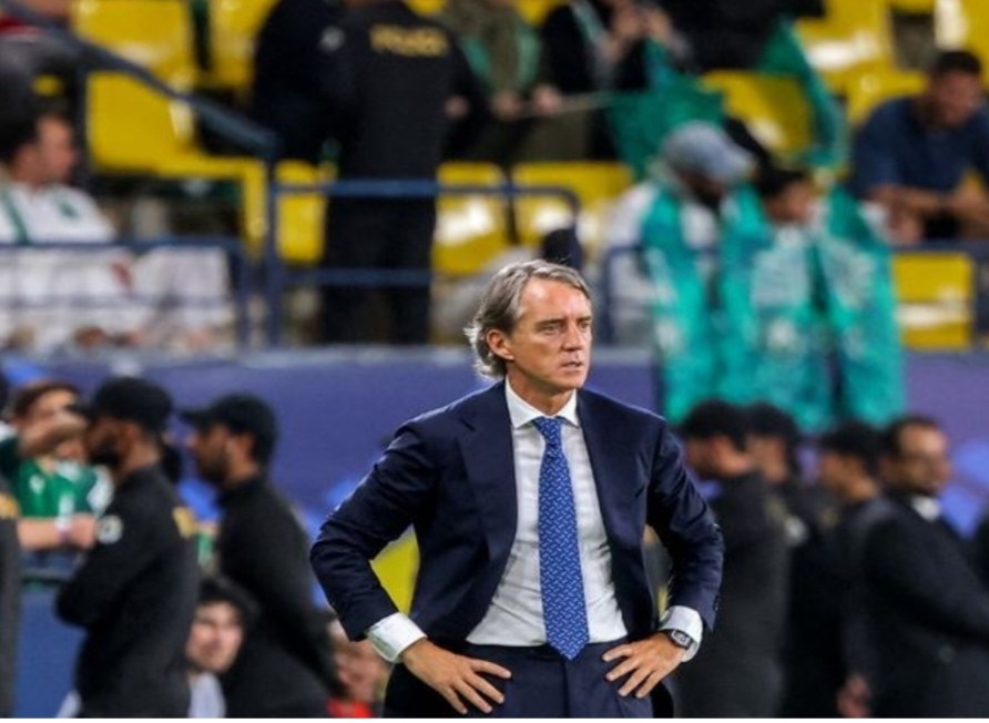 Efek dibikin frustrasi timnas Indonesia di Kualifikasi Piala Dunia 2026, Roberto Mancini terancam kena PHK oleh timnas Arab Saudi. (FAYEZ NURELDINE/AFP)