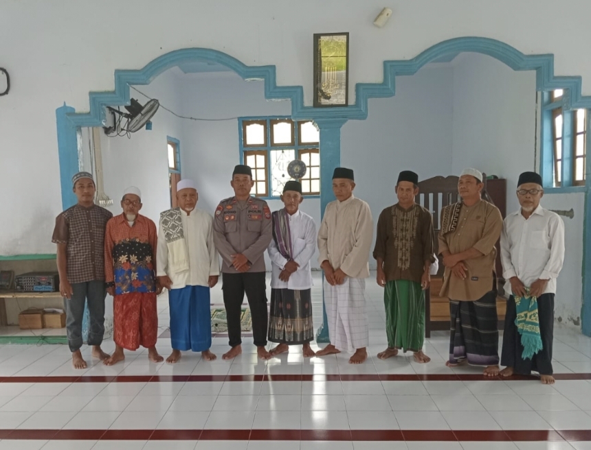 Satuan Pembinaan Masyarakat (Satbinmas) Polres Tojo Una Una, melaksanakan Sholat Jumat Keliling di Masjid Nurul Hidayah Dusun Saluaba Kelurahan Uemalingku. Jumat (18/10/2024)