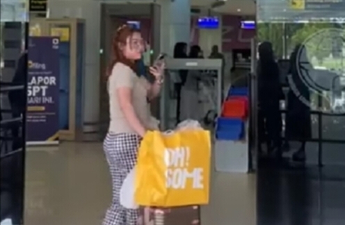 Netizen membagikan momen salah satu penumpang SAM Air dilepas anaknya sebelum mengalami kecekalan hebat pada Minggu 20 Oktober 2024.-tangkapan layar X@zr0n-03 facebook@Fara Mitha Dama