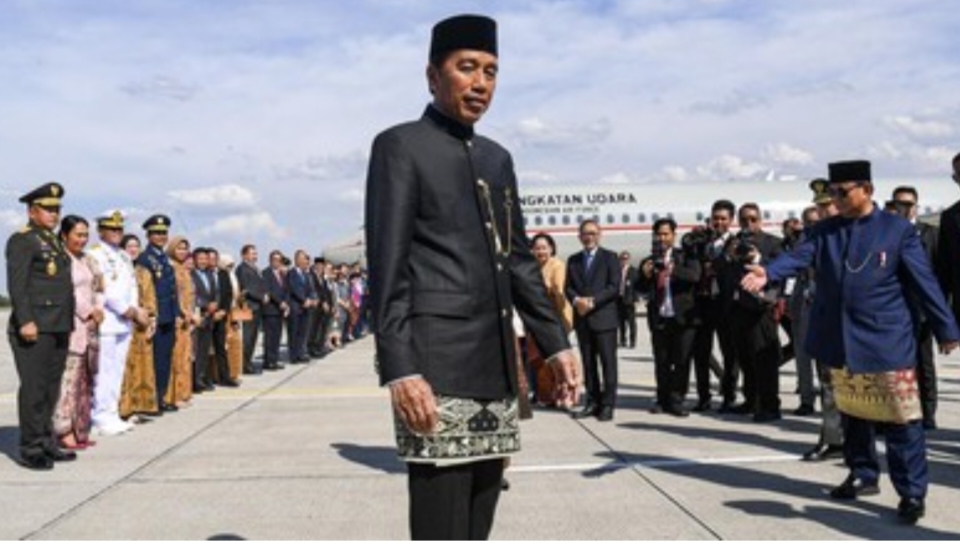 Presiden ketujuh RI Joko Widodo (kiri) menyapa wartawan saat akan memasuki pesawat Boeing 737 milik Angkatan Udara di Base Ops Lanud Halim Perdanakusuma, Jakarta, Minggu (20/10/2024). (ANTARA FOTO/MUHAMMAD ADIMAJA)