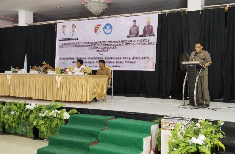 Sekda Touna Dr Alimudin Mohammad, membuka Bimbingan Tehnis Peningkatan Mutu dan Kompetensi Pamong Belajar/Tutor Pendidikan Kesetaraan Tahun 2024, yang digelar oleh Dinas Pendidikan Pemuda dan Olahraga