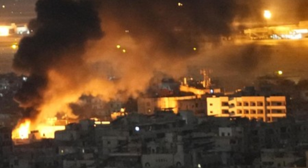 Foto: Api dan asap mengepul dari serangan udara Israel di Dahiyeh, di pinggiran selatan Beirut, Lebanon, Minggu, 20 Oktober 2024. (AP/Hussein Malla)