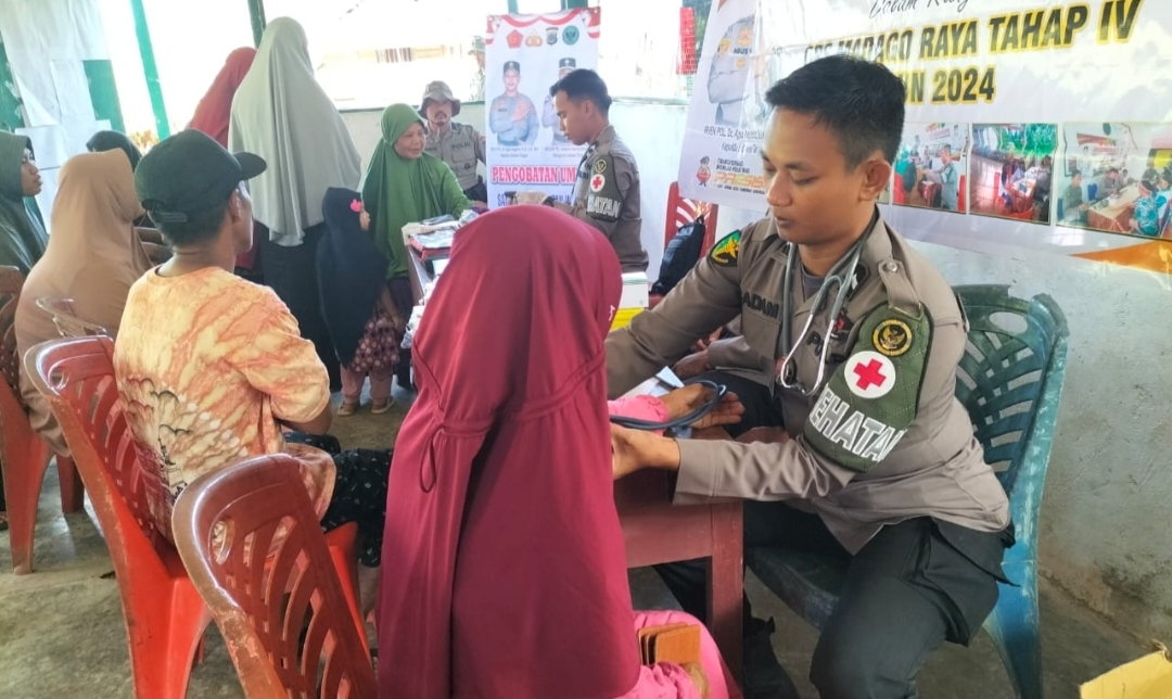 Subsatgas Dokkes Operasi Madago Raya bekerja sama dengan pemerintah Desa Tamanjeka menggelar kegiatan pelayanan kesehatan gratis.
