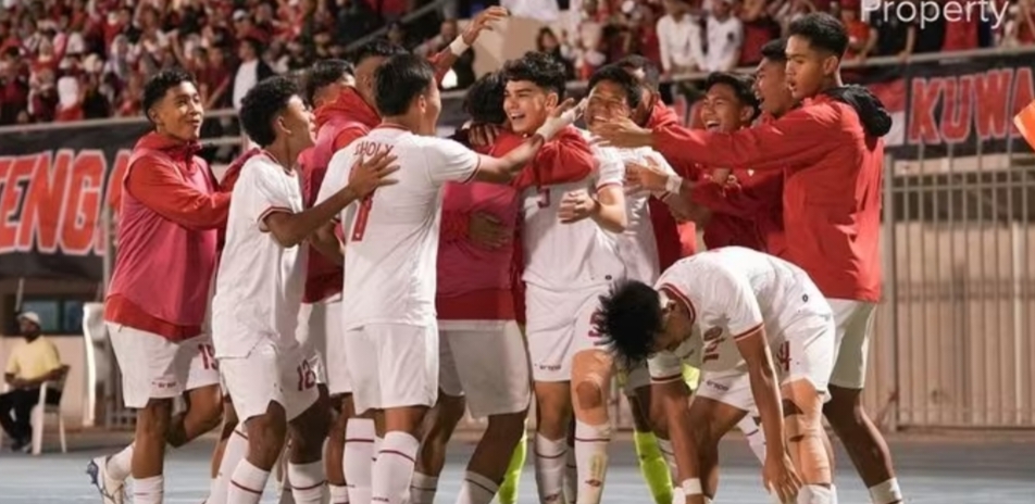 Selebrasi gol Mathew Baker saat timnas U-17 Indonesia menang 1-0 atas tuan rumah Kuwait dalam laga perdana grup G Kualifikasi Piala Asia U-17 2025 di Stadion Al Ahmadi, Kuwait pada Rabu (23/10/2024). (PSSI)