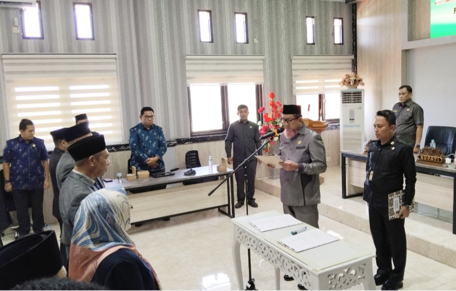 Bupati Tojo Una-Una (Touna), Mohammad Lahay melantik dan mengambil sumpah 4 Pejabat Tinggi Pratama (Eselon II) dan 5 Pejabat Pengawas (Eslon IV). Diruang rapat, Jumat (25/10/2024)