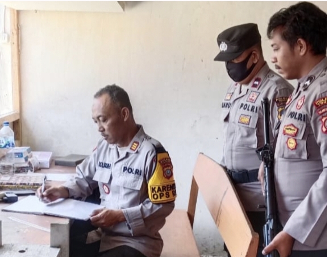 Karendal Ops Mantap Praja Tinombala 2024 Polres Tojo Una Una (Touna) melakukan pengecekan personel yang bertugas di Kantor penyelenggara Pilkada 2024.