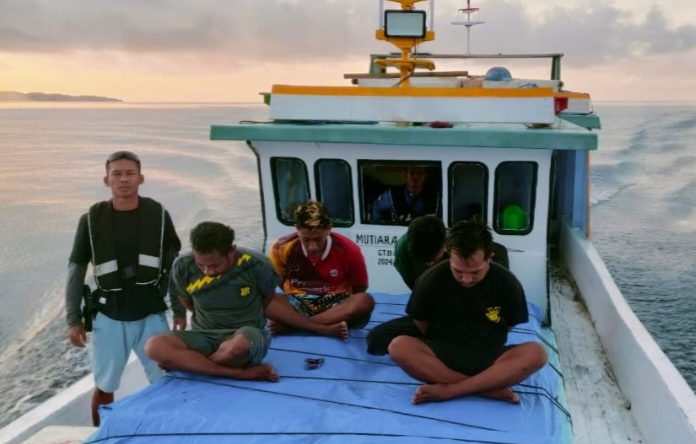 KM. Mutiara Bulan 01 dengan 4 Crew ditangkap karena diketahui membawa atau membeli ikan hasil destructif fishing di perairan Banggai Laut atau tepatnya di wilayah Pulau Tropot Kecil Kec Bokan Kepulauan.