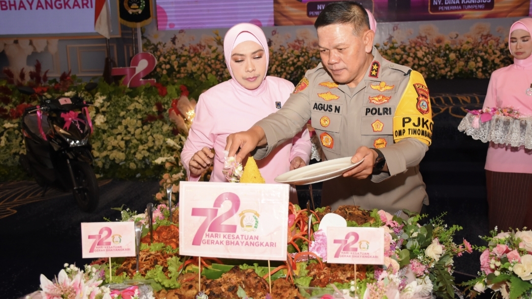Kapolda Sulteng Irjen Pol. Dr. Agus Nugroho menghadiri dan memberikan sambutan peringatan Hari Kesatuan Gerak Bhayangkari (HKGB) ke-72 tahun 2024 yang berlangsung di Ball Room Swisbell Hotel Palu, Sabtu (19/10/2024)