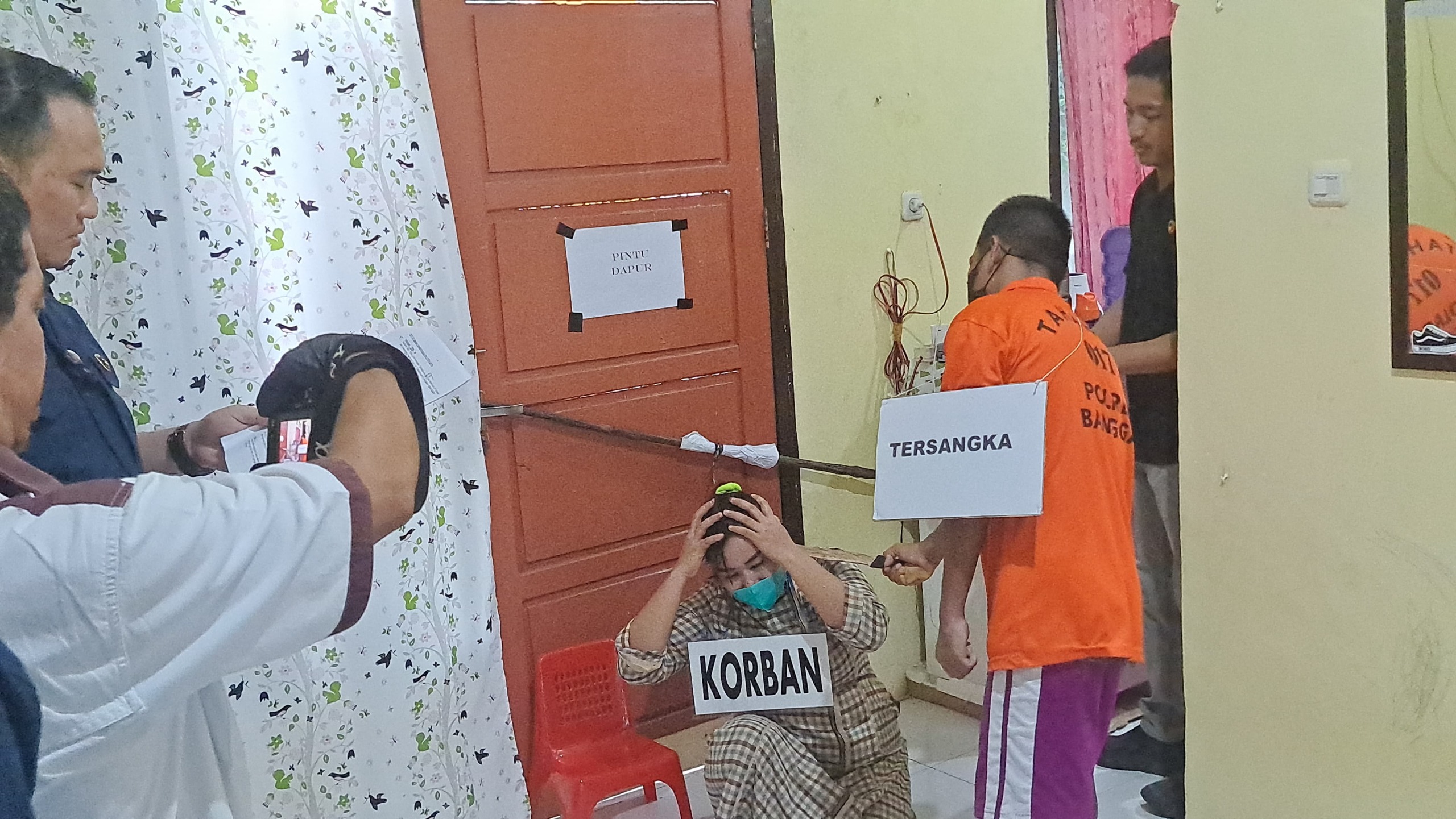 Polres Banggai menggelar rekonstruksi kasus pembunuhan IRT di Desa Pangkalaseang, Kecamatan Balantak Utara, Kabupaten Banggai, Sulteng, Kamis (7/11/2024) sore.