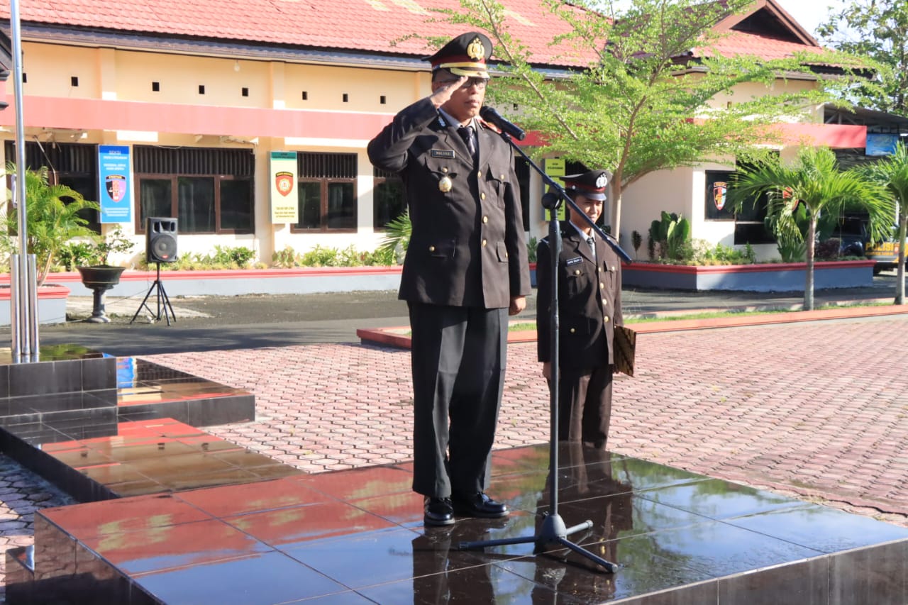 Bertindak sebagai Inspektur Upacara (Irup) Wakapolres Touna Kompo Mulyadi