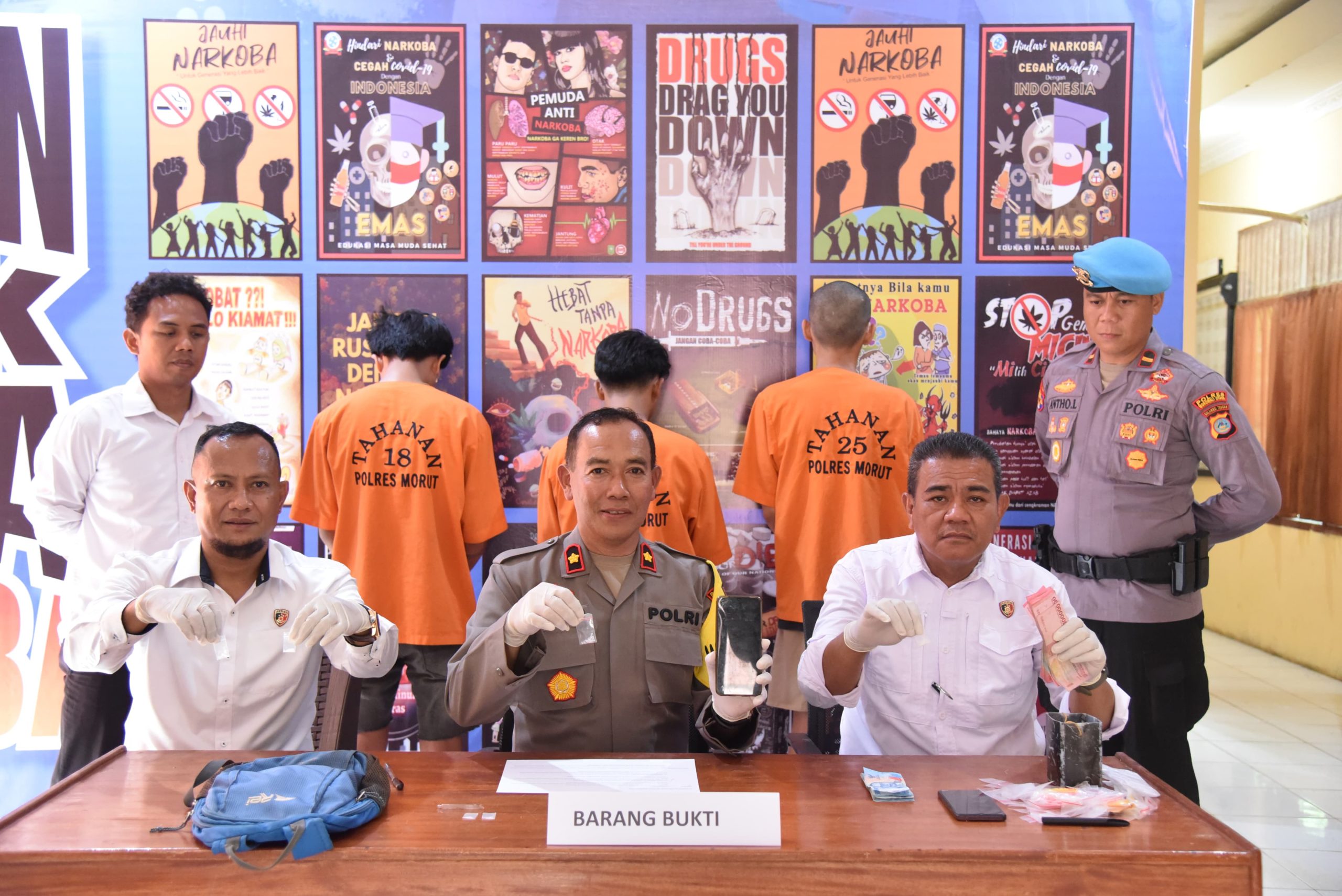Wakapolres Morowali Utara Kompol Suriadi S.H., M.M dan didampingi oleh Kasatresnarkoba Iptu Alfrets Fredrik Sumaa Gagola S.Sos, KBO Satresnarkoba dan Kasipropam Polres Morowali Utara membeberkan hasil kerja keras timnya dalam mengungkap Penyakit Masyarakat tersebut di Ruang Satresnarkoba Polres Morowali Utara. Senin (11/11/2024).