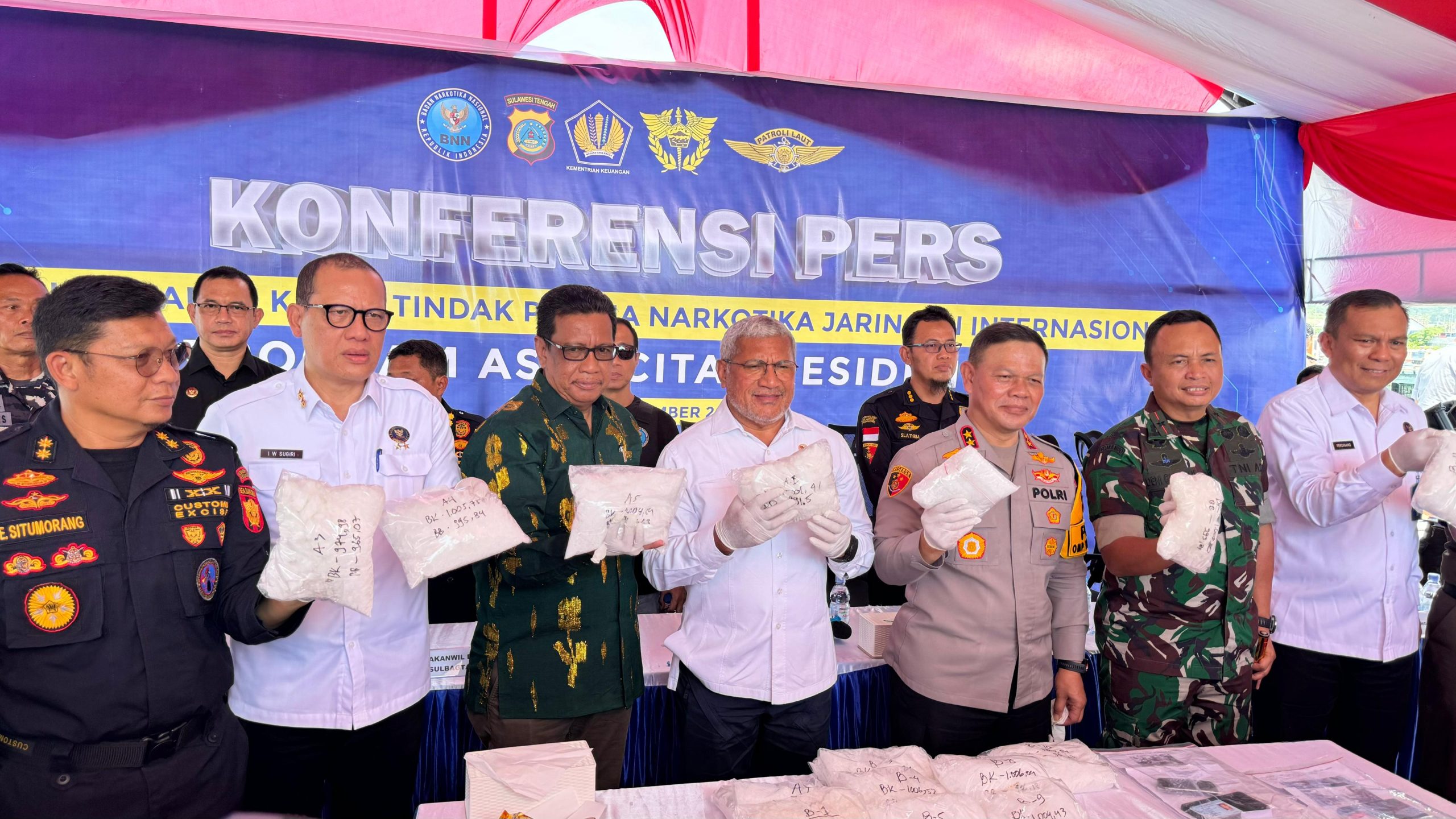 Kepala Badan Narkotika Nasional (BNN) Republik Indonesia (RI), Komjen Pol. Dr. Martinus Hukom, memimpin konferensi pers terkait pengungkapan kasus tindak pidana narkotika jenis Sabu seberat 19.826,43 Gram yang melibatkan jaringan internasional Indonesia-Malaysia.