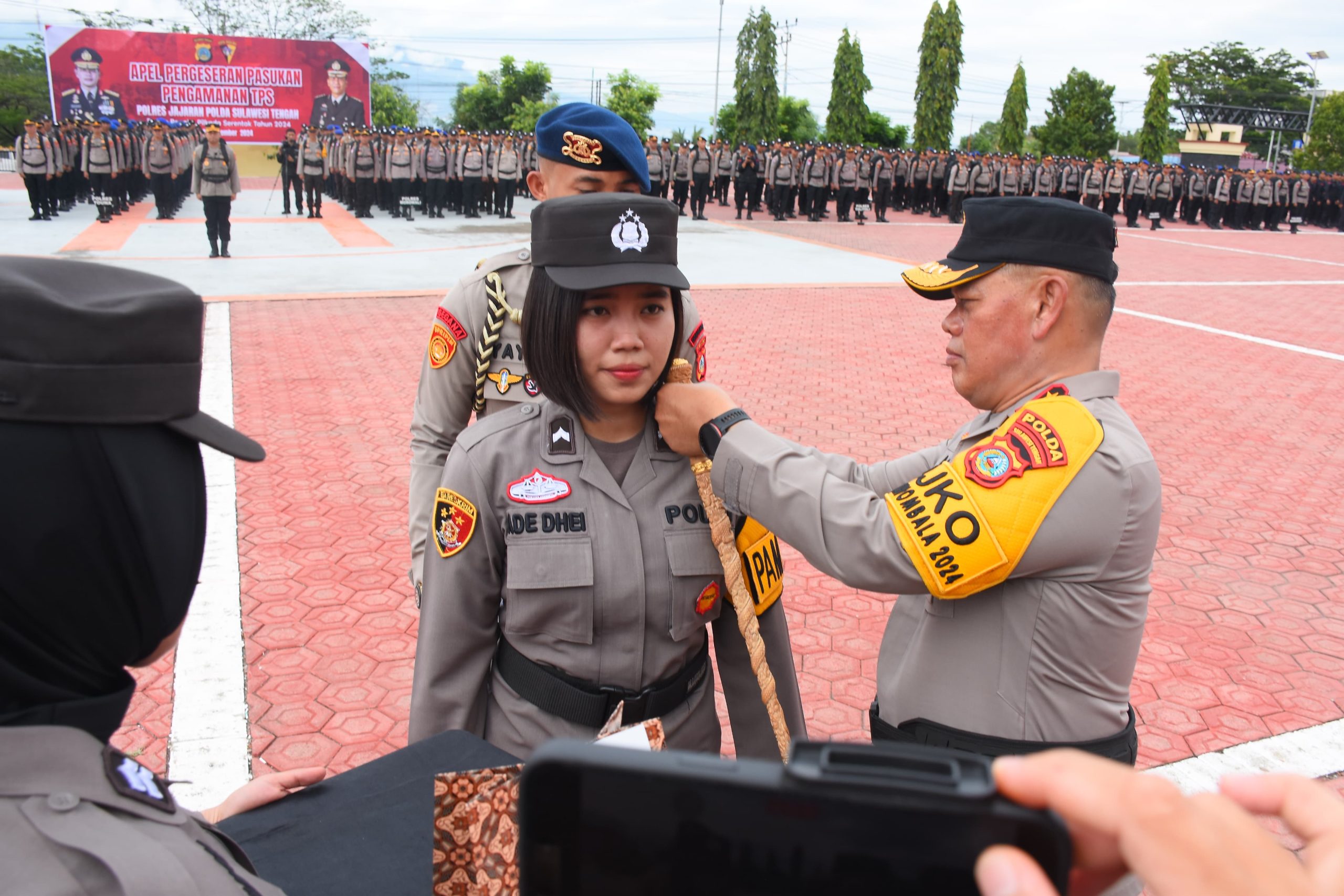 Kapolda Sulawesi Tengah (Sulteng) Irjen Pol Dr. Agus Nugroho, memimpin Apel pergeseran pasukan pengamanan TPS Pilkada serentak 2024 di Provinsi Sulawesi Tengah yang berlangsung di Lapangan Apel Mapolda Sulteng, Sabtu (23/11/2024)