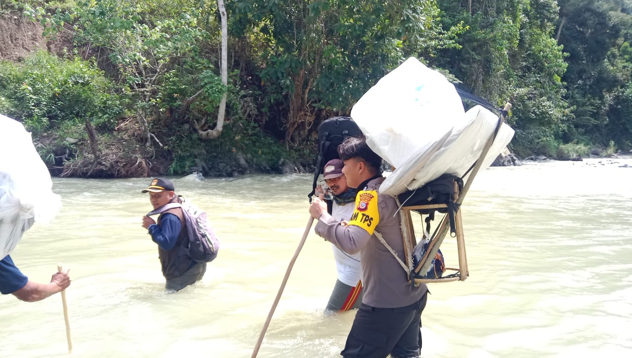 Dua personel Polres Banggai mengawal pendistribusian logistik Pilkada serentak 2024, Minggu (24/11/2024) siang.