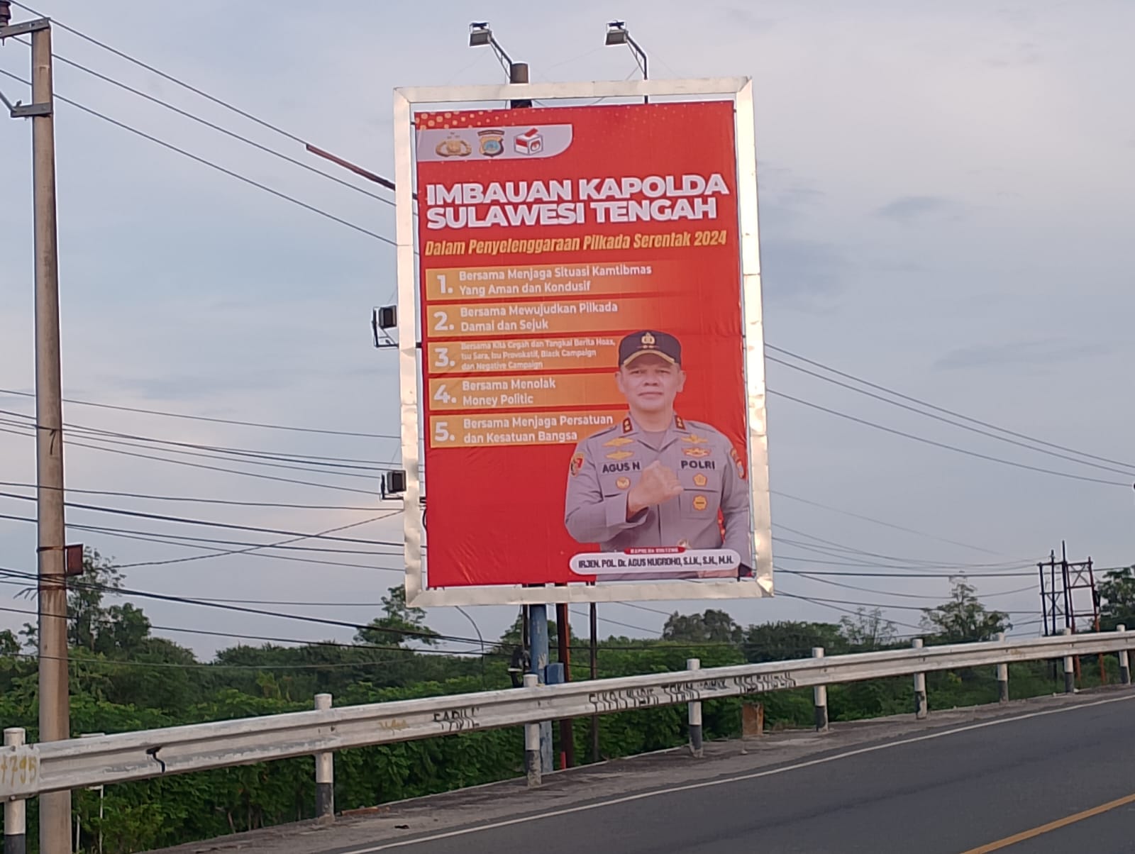 Imbauan tersebut juga nampak dari pemasangan baliho besar dibeberapa jalan protokol dan sudut yang ada di Kota Palu, Sulawesi Tengah, Senin (25/11/2024)