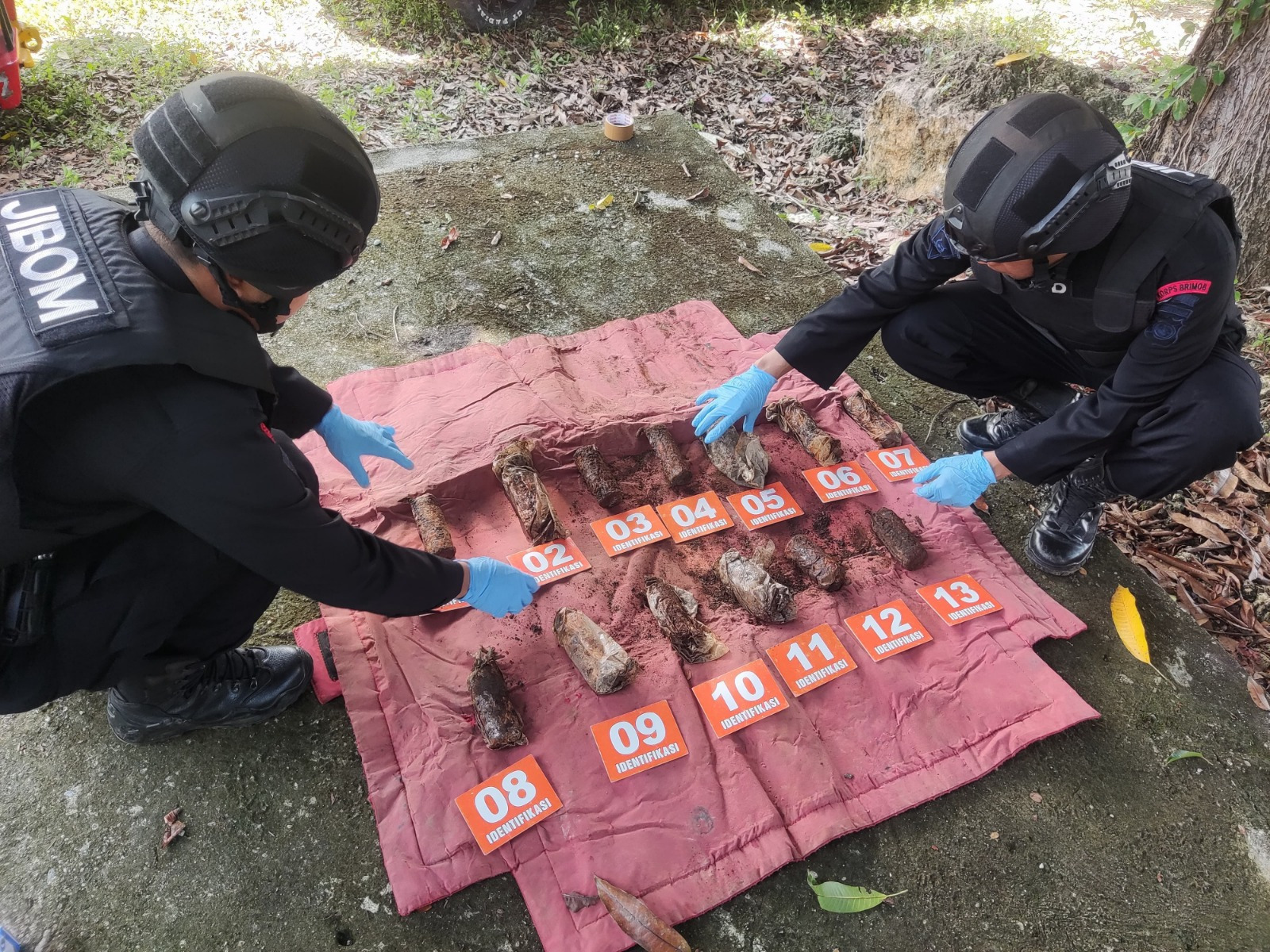 Tim Penjinak Bom (Jibom) Detasemen Gegana Satbrimob Polda Sulawesi Tengah melaksanakan tugas sterilisasi dan disposal benda yang diduga bom rakitan di Desa Toini, Kecamatan Poso Pesisir, Kabupaten Poso. Senin (25/11/2024)