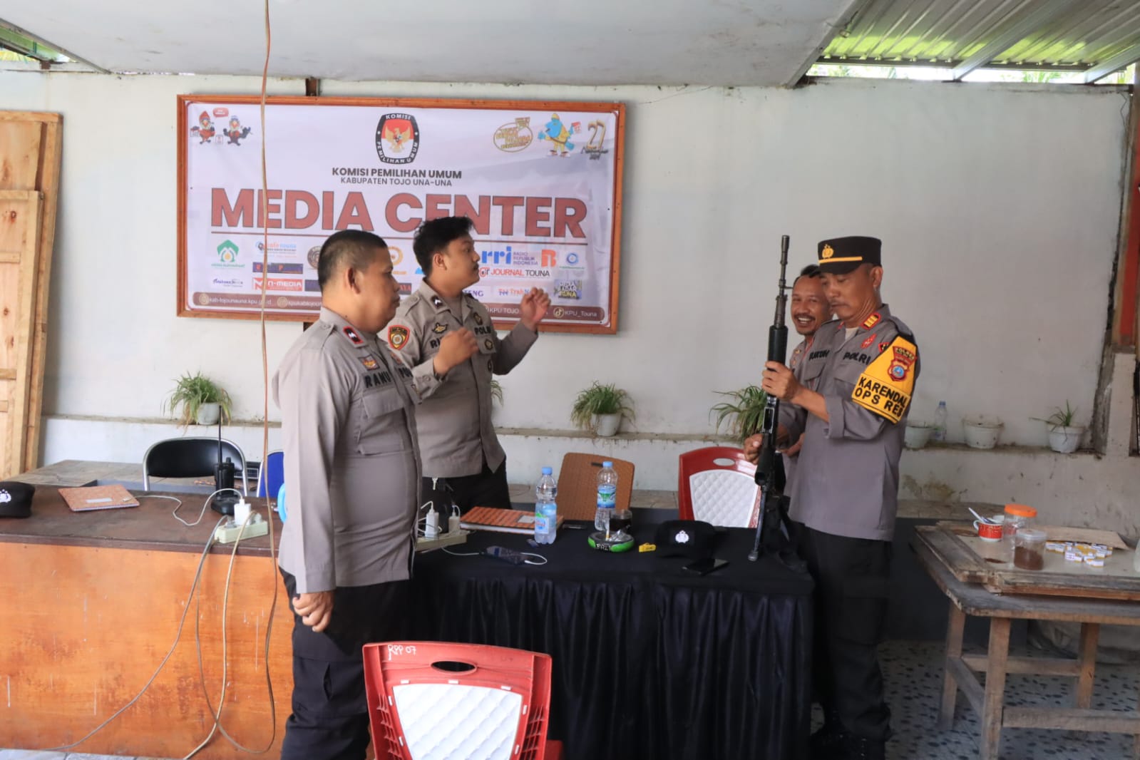 Kabag Ops Polres Tojo Una Una, AKP Kukuh Edi Purwanto. kunjungi Kantor Komisi Pemilihan Umum (KPU) dan Kantor Bawaslu Tojo Una Una, Sabtu (30/11/2014).