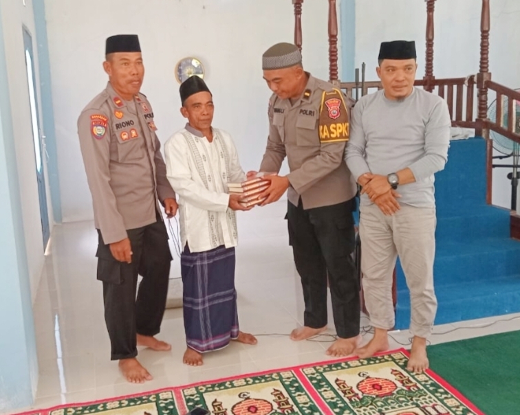 Polres Tojo Una Una (Touna), melalui KBO Binmas melaksanakan Sholat Jumat secara berjamaah serta memberikan Bantuan Al quran di Masjid Nurul Hasana desa Saluaba Kecamatan Ampanan Kota. Jumat (1/11/2024)