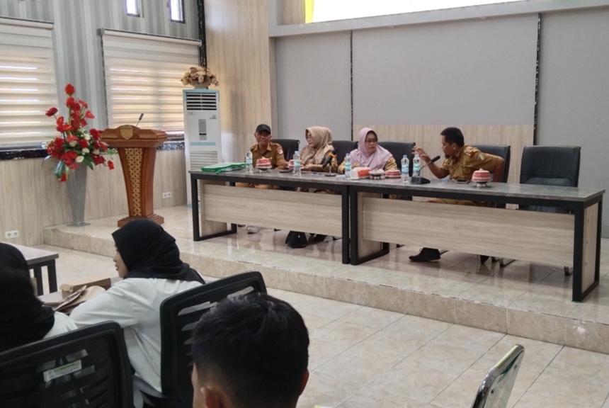 Dinas Tenaga Kerja dan Transmigrasi (Disnakertrans) Kabupaten Tojo Una-Una (Touna) bekerjasama Balai Besar Pelatihan Vokasi dan Produktivitas (BBPVP) Makassar menggelar kegiatan belajar pelatihan bahasa inggris, di Ruang Rapat Kantor Bupati, Senin (4/11/2024).