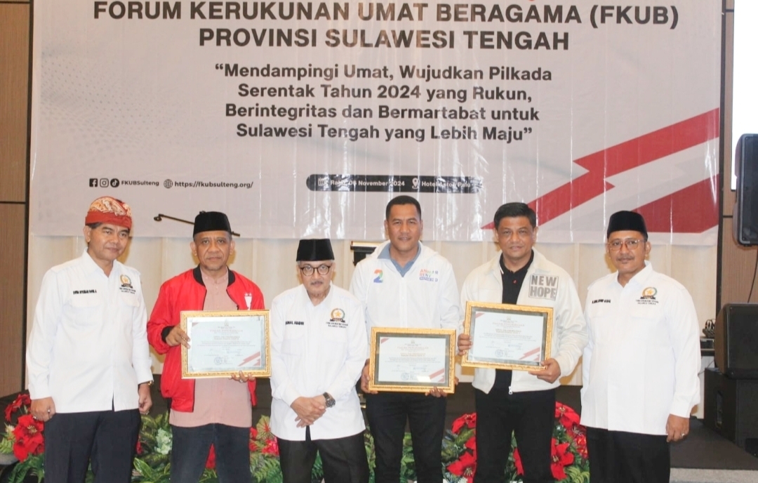 Ketua FKUB Provinsi Sulteng Profesor Doktor Kiai Haji Zainal Abidin M.Ag foto bersama dengan Perwakilan Tim Pemenangan Calon Gubernur dan Wakil Gubernur Sulteng, dalam kegiatan Silaturahmi Pilkada Rukun, di Kota Palu, Rabu (6/11/2024)