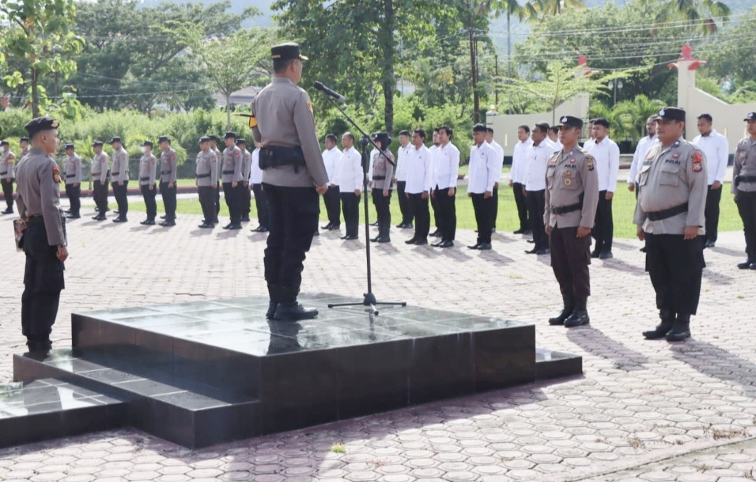 Kapolres Tojo Una Una AKBP Ridwan J.M. Hutagaol, S.I.K., S.H. pimpin apel jam pimpinan, Senin (11/11/2024) jam 08.00 Wita di lapangan apel Mapolres Tojo Una Una.