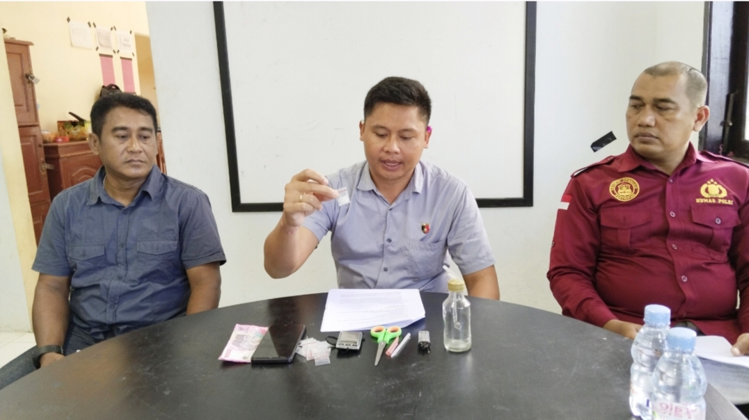 Kasat Narkoba AKP I Gede Krisna Arsana Tengah didampingi KBO Satresnarkoba Aiptu Andi Maruli Wijaya dan Kasubsi Penmas Aiptu Fasisto Handoko. Selasa (12/11/2024)