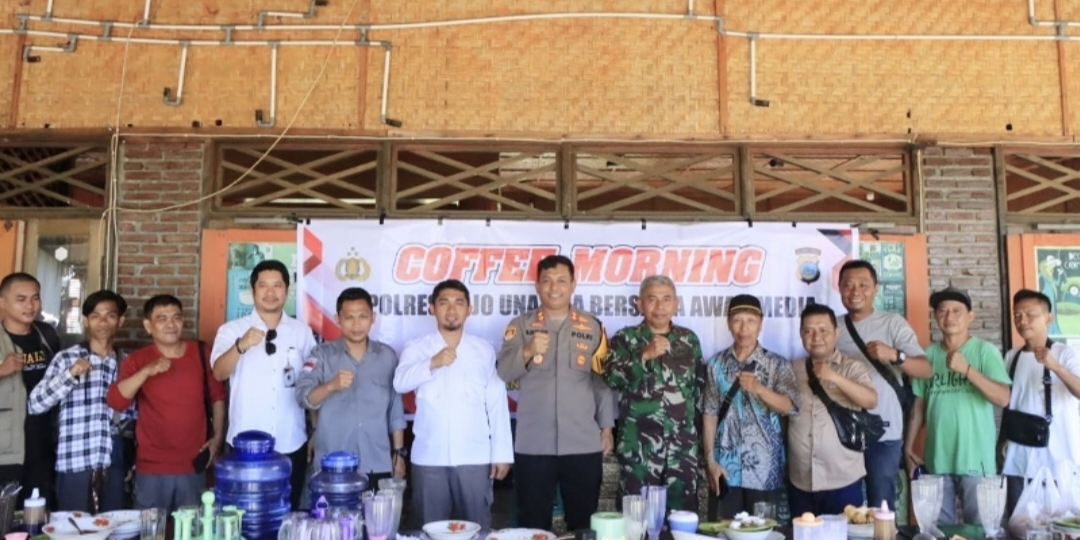 Pemilihan Kepala Daerah (Pilkada) Serentak 2024 yang aman, damai, sejuk dan kondusif, Kapolres Tojo Una-Una, AKBP Ridwan J.M Hutagaol mengadakan acara Coffee Morning bersama awak media, dihadiri Pabung 1307/Poso, Mayor Arm. Philipus Tule Ketua KPU Tojo Una-Una, Ahdin L. Nondo, Ketua Bawaslu Tojo Una-Una, Taufiq Rizal R. Liara, Sekretaris KPU Tojo Una-Una, Moh. Fitra Akbar para PJU Polres Tojo Una-Una Senin (25/11/24).