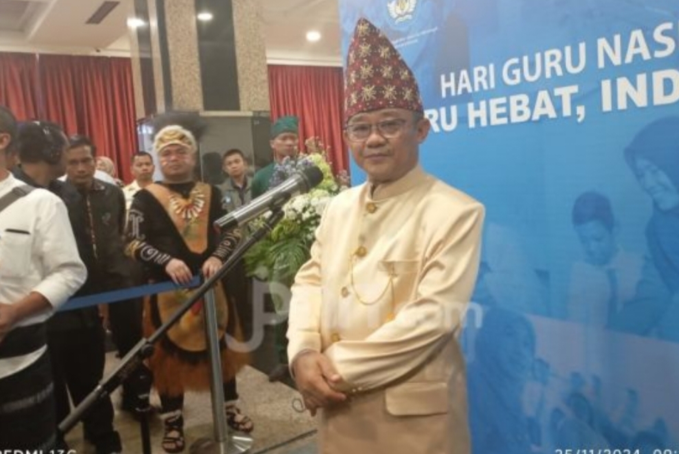 Menteri Pendidikan Dasar dan Menengah (Mendikdasmen) Abdul Mu'ti memberikan kado untuk guru ASN baik PNS maupun PPPK serta honorer. Foto: Mesya/JPNN