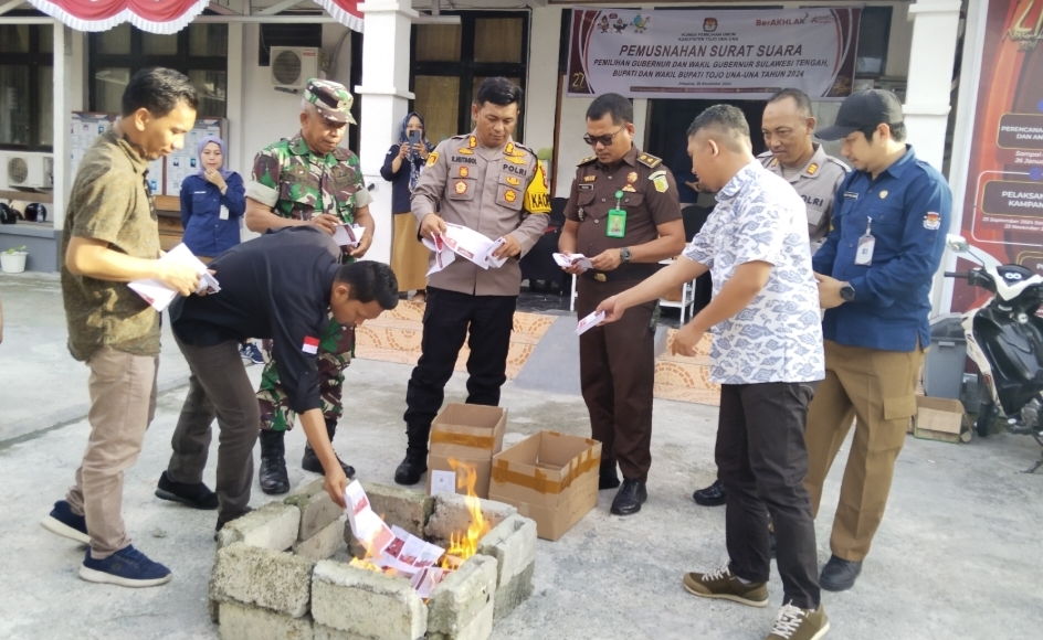 Pemusnahan urat suara Pilkada di Halaman kantor KPU Tojo Una Una, pada hari Selasa (26/11/2024 sore